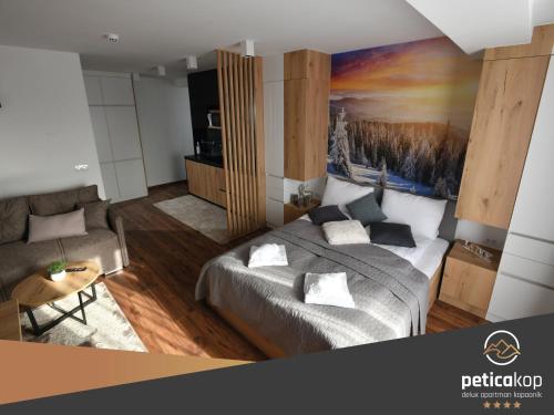 科帕奧尼克的住宿－Apartman PETICA KOP A8 Kopaonik，一间卧室配有一张床和一张沙发
