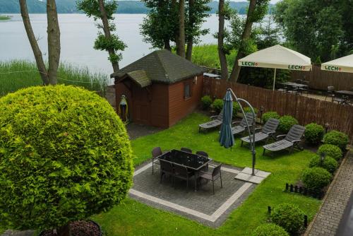 an aerial view of a backyard with a table and chairs at Willa Borowski in Barlinek