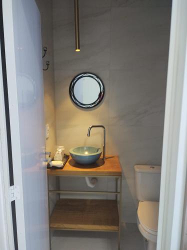 a bathroom with a bowl sink and a mirror at Pousada Vila de Charme in Barreirinhas