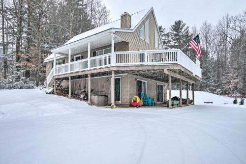 Το Pet-Friendly Home with Hot Tub Near Cranmore! τον χειμώνα