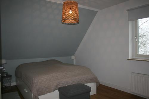 een slaapkamer met een bed en een lamp bij 3-Zi. Wohnung in Verden/Hönisch- 24_7 self-check-in in Hönisch