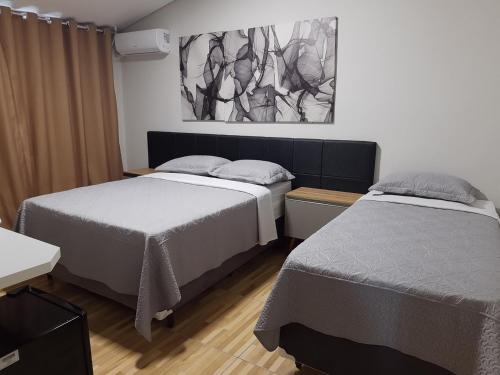 Łóżko lub łóżka w pokoju w obiekcie MEDIEVAL HOTEL II