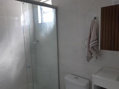 uma casa de banho com um chuveiro, um WC e um lavatório. em Lugar encantador com bela paisagem em Bagé