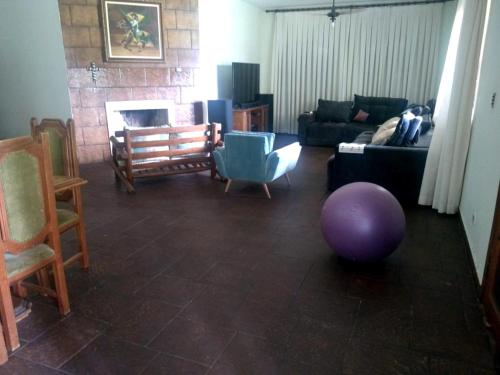 una sala de estar con una bola morada en el suelo en Bela Chacara com sauna lareira e lazer em Itu SP, en Itu