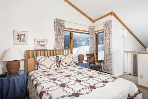 Tempat tidur dalam kamar di Ski Run - Mountain House Keystone