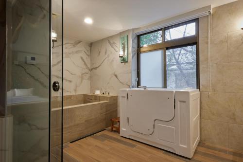 Un baño de Kyokusui Hotspring Hotel