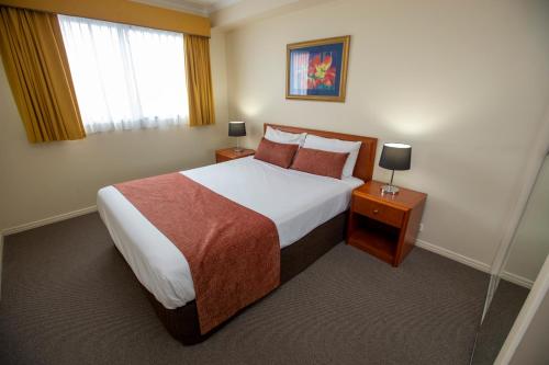 Cama o camas de una habitación en Springwood Tower Apartment Hotel