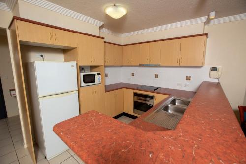 Una cocina o zona de cocina en Springwood Tower Apartment Hotel