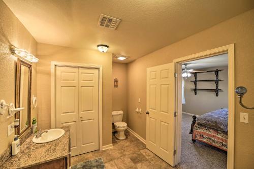 Ein Badezimmer in der Unterkunft Waterfront Lake Eufaula Home Multi-Level Balcony