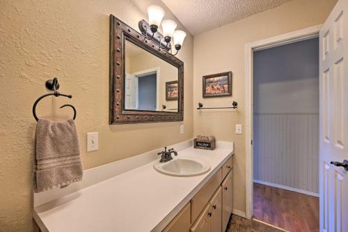 Vannituba majutusasutuses Hidden Oaks Broken Bow Vacation Rental, Pets OK!