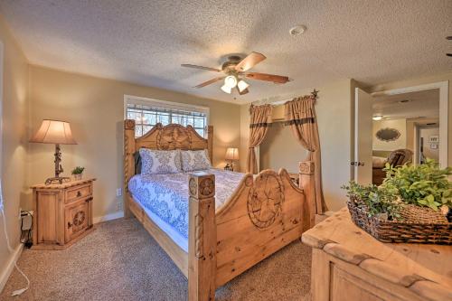 Voodi või voodid majutusasutuse Whispering Oaks Broken Bow Cottage Near Hiking! toas