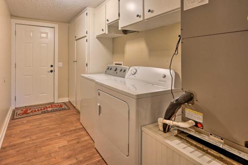 Köök või kööginurk majutusasutuses Whispering Oaks Broken Bow Cottage Near Hiking!