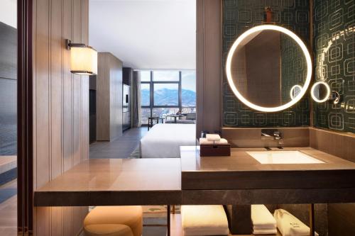 A bathroom at HUALUXE Hotels and Resorts Qingdao Licang, an IHG Hotel