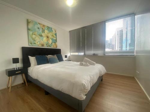Kama o mga kama sa kuwarto sa Stylish 2 Bedroom APT With CBD View Southbank