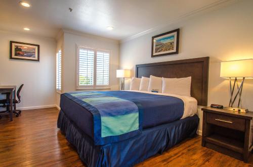 Кровать или кровати в номере Continental Inn