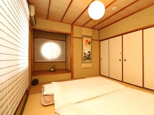 京都市にあるゲストハウス 京都山科のベッドルーム1室(大型ベッド1台付)