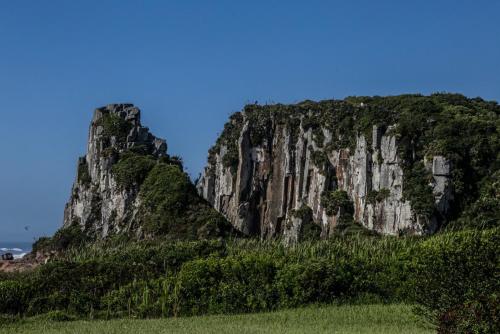 ゲストハウスの近くで見られる自然の景観