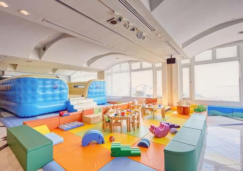 una habitación con una sala de juegos con juguetes en Royal View Hotel Churaumi, en Motobu