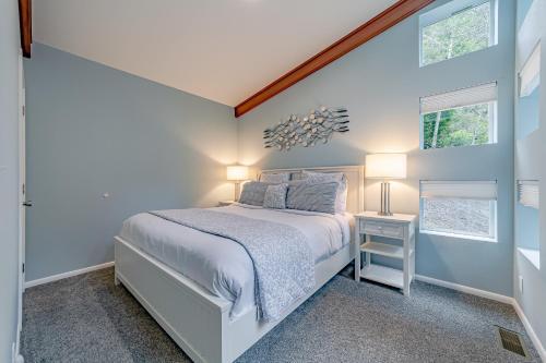ein Schlafzimmer mit einem Bett und zwei Fenstern in der Unterkunft Spruce Creek Cottage in Trinidad
