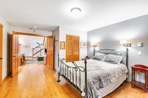 Buckhead Cabinにあるベッド