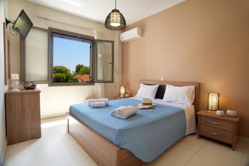 um quarto com uma cama grande e uma janela em G.Living 365 em Agia Effimia