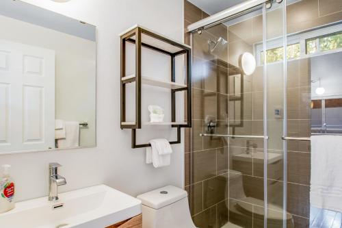uma casa de banho com um chuveiro, um WC e um lavatório. em Sugarpine Retreat em Bellingham