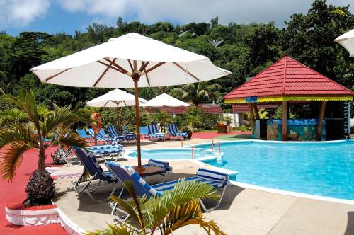 Bazén v ubytování Berjaya Praslin Resort nebo v jeho okolí