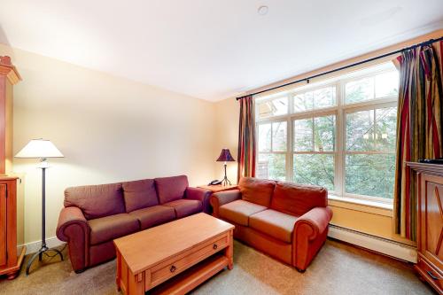 ein Wohnzimmer mit einem Sofa und einem Tisch in der Unterkunft Founders Lodge 209 in Stratton