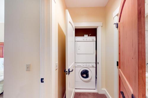 lavadero con lavadora y secadora en Founders Lodge 209 en Stratton