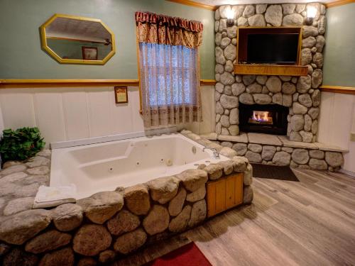 a living room with a fireplace and a fire place at Cathy's Cottages in Big Bear Lake
