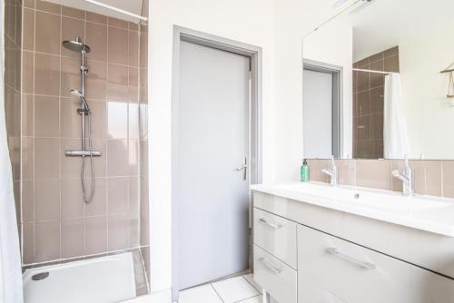 une salle de bain avec douche et lavabo dans l'établissement Soraya - 5min de la gare & du centre, à Colmar