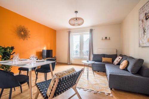 un salon avec un canapé et une table dans l'établissement Soraya - 5min de la gare & du centre, à Colmar