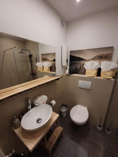 uma casa de banho com um lavatório branco e um WC. em Cool Studio - Apartment in Gosau - Hallstatt - Wellness and Pool included em Gosau