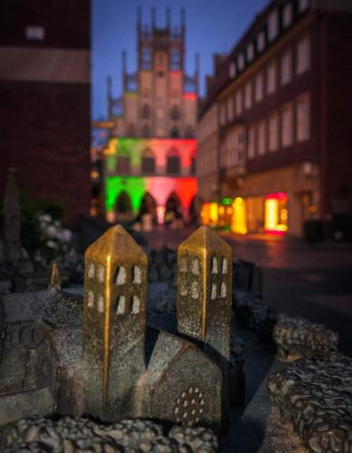 a view of a city at night with a building at Ferienwohnung mit Loggia in Münster