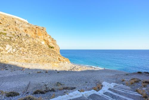 a rocky beach with stairs leading to the ocean at Ilingas Mare in Khóra Sfakíon