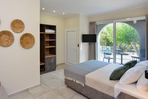 a bedroom with a bed and a balcony at Ilingas Mare in Khóra Sfakíon