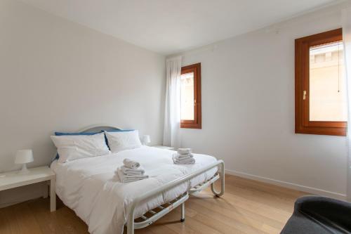 Cama o camas de una habitación en Venice Lance with Lift, 2 minutes walk from the train station