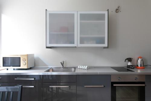 Una cocina o zona de cocina en Venice Lance with Lift, 2 minutes walk from the train station
