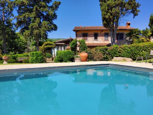RosanoにあるVilla Cafaggiolo apt GIOTTOの家の前の青い大型スイミングプール