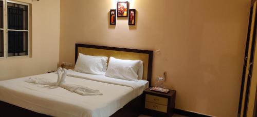 馬杜賴的住宿－Coral Shelters Keelavasal，酒店客房,配有白色床单