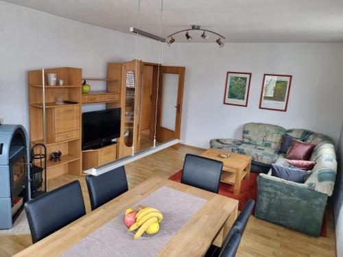 ein Wohnzimmer mit einem Tisch mit Bananen darauf in der Unterkunft DenyLana Apartman in Konjic