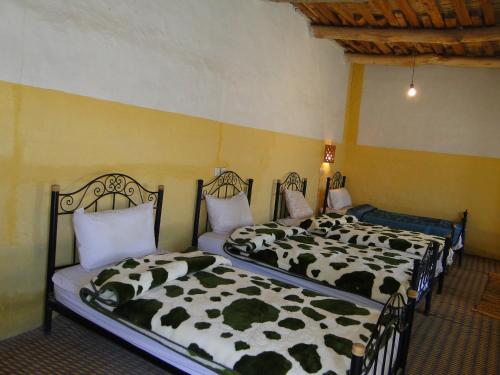 two beds sitting next to each other in a room at Auberge Ibrahim in Agoudal