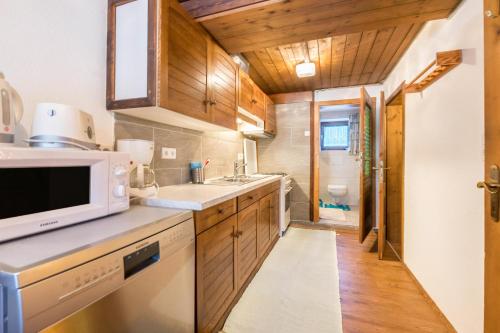 A kitchen or kitchenette at Hochfügenblick-ski- und Wanderhütte