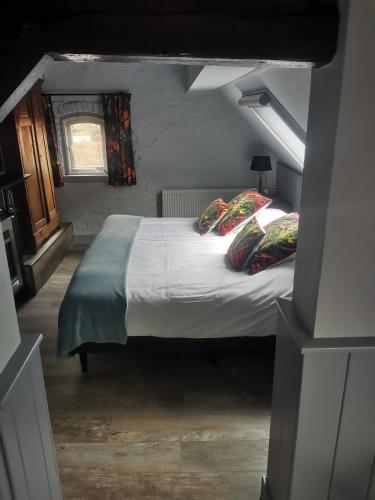 a bedroom with a large bed with pillows at Herberg de Gouden Leeuw in Bronkhorst