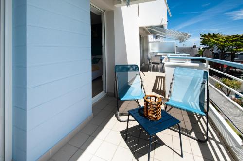 une paire de chaises bleues sur le balcon d'une maison dans l'établissement Chill & Cozy : enjoy the spot!, à Pornichet