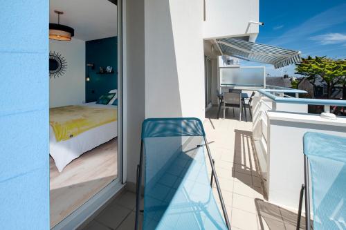 - un balcon avec vue sur une chambre et un lit dans l'établissement Chill & Cozy : enjoy the spot!, à Pornichet