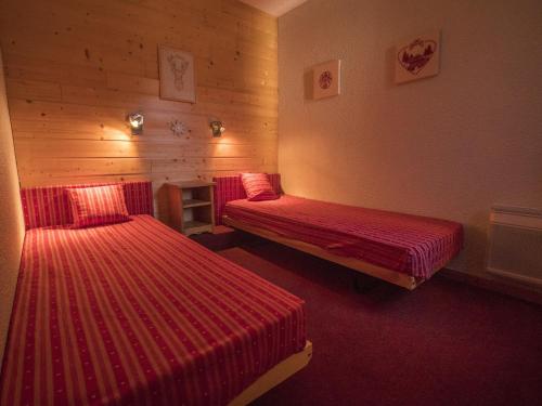 ヴァルモレルにあるAppartement Valmorel, 2 pièces, 5 personnes - FR-1-356-200のベッド2台 ホテルルーム 赤いシーツ付