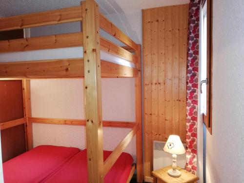 ヴァルモレルにあるAppartement Valmorel, 2 pièces, 6 personnes - FR-1-356-185の二段ベッド2組が備わる客室です。
