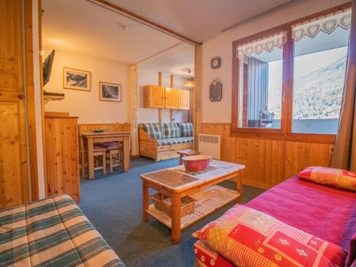 a living room with a bed and a table at Appartement Valmorel, 1 pièce, 4 personnes - FR-1-356-194 in Valmorel