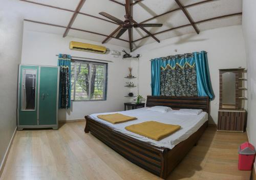 Un pat sau paturi într-o cameră la Misty Courtyard by Spicy Mango